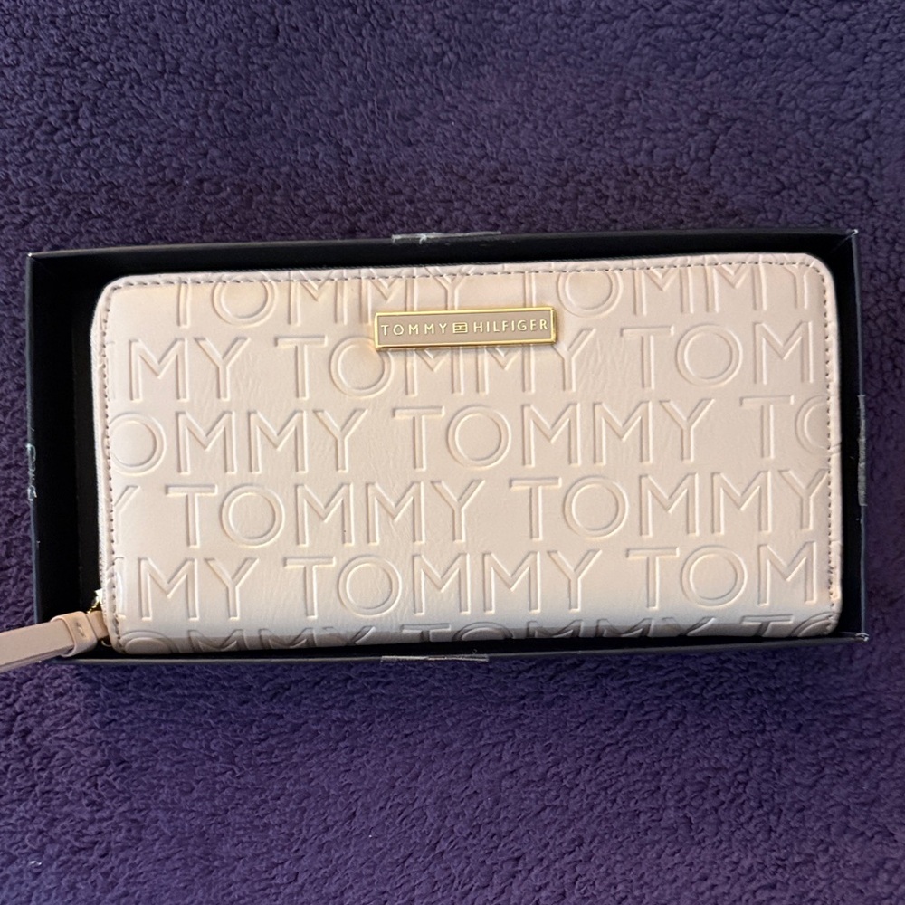 Tommy Hilfiger NWT Blush Embossed Logo Zip Wallet